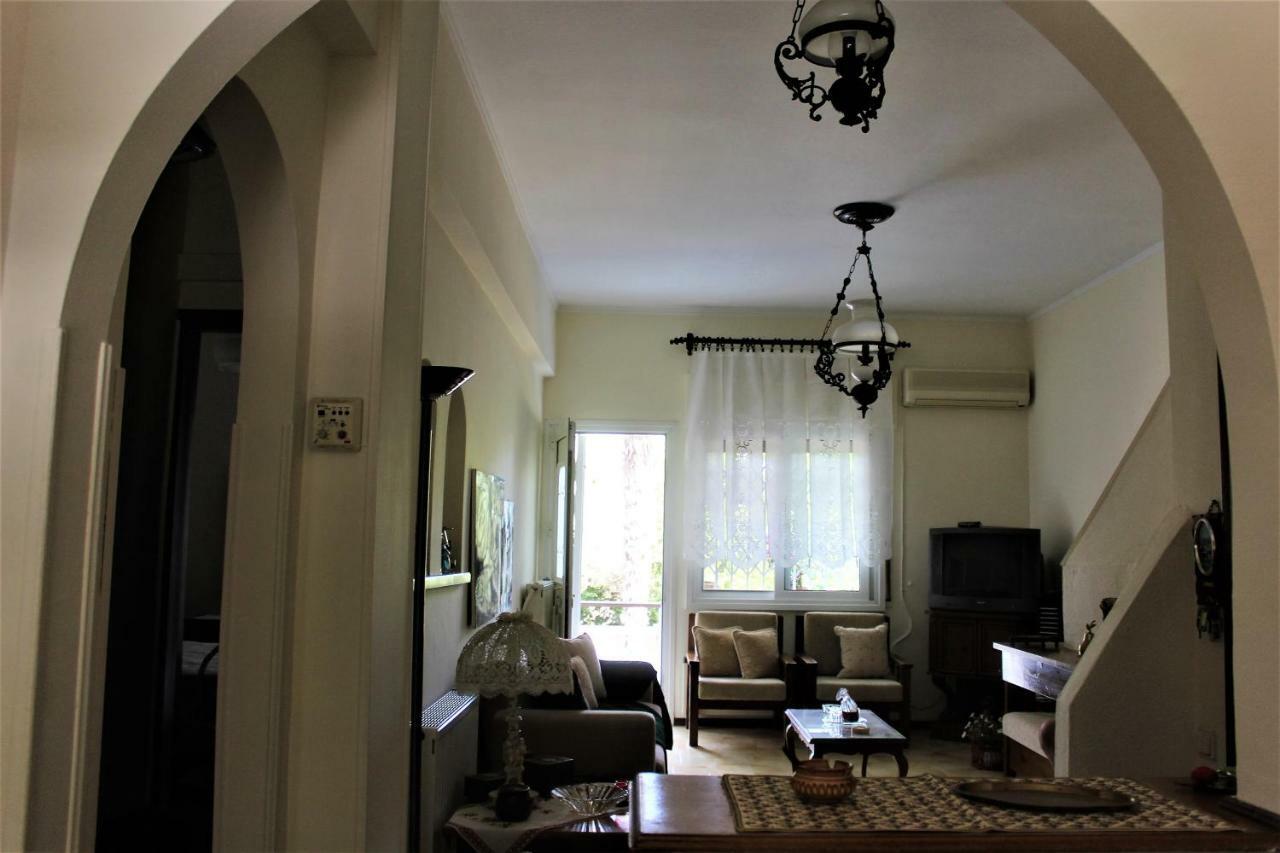 Traditional House Peraia  Luaran gambar