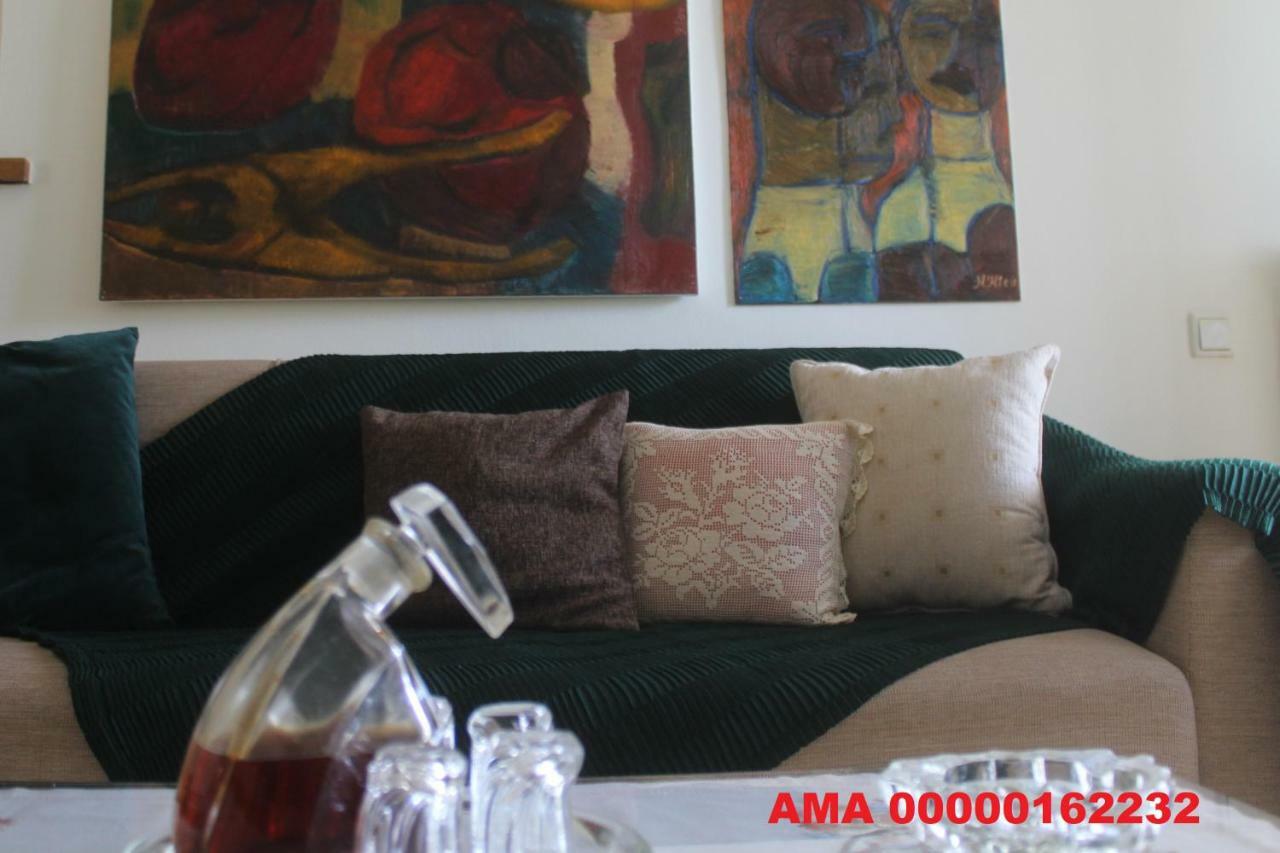 Traditional House Peraia  Luaran gambar