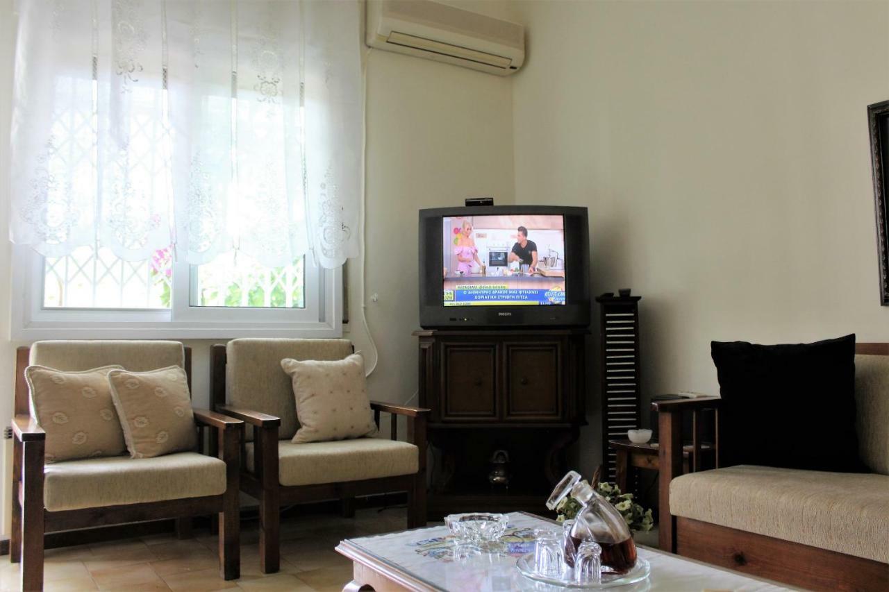 Traditional House Peraia  Luaran gambar